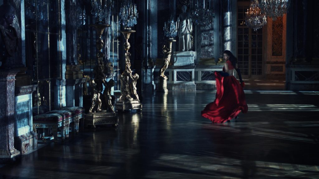 Rihanna Les photos glam et sexy pour la campagne Dior The Secret Garden IV nadinezvous robe rouge