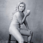 Amy Schumer pose topless pour le calendrier Pirelli 2016