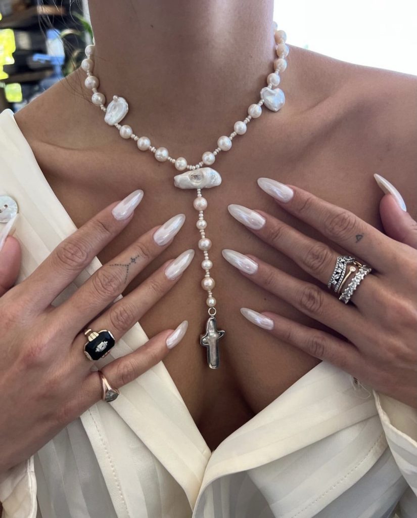 Tendance manucure : on craque toutes pour le «Glazed Donut Nail» de Hailey Bieber BLOG NADINEZVOUS