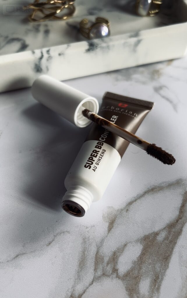 Le Super BB Concealer se présente comme un allié infaillible pour dissimuler les cernes, les imperfections et les signes de fatigue. Sa formule haute couvrance promet de camoufler efficacement les zones d'ombre et d'offrir un teint lumineux et uniforme. Attirée par ces promesses séduisantes, j'ai décidé de donner sa chance à ce produit dans l'espoir de trouver enfin mon saint graal anticernes et soin ciblé