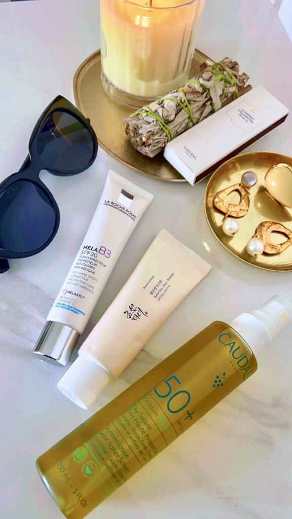 Protéger sa peau du soleil est une étape essentielle de toute routine de soin, particulièrement en été. En choisissant des produits de beauté avec SPF, vous alliez protection, prévention et soin. Mes indispensables de cet été, le MELA B3 de La Roche-Posay, la crème solaire de Beauty of Joseon, et l'eau solaire de Caudalie, vous garantissent une peau éclatante et protégée. N'oubliez pas d'adapter votre routine en fonction de vos besoins spécifiques et d' appliquer votre protection solaire régulièrement pour un été en toute sérénité.